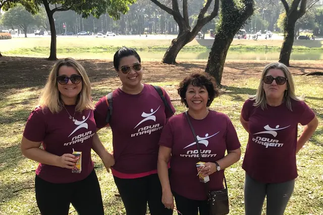 Alunas com a camiseta da academia em um evento no parque