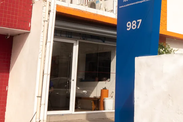 Fachada da academia com o número 987 na Rua Heitor Penteado